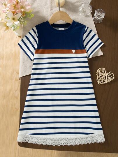 女童休闲条纹爱心印花荷叶边下摆短袖及膝连衣裙，春夏款