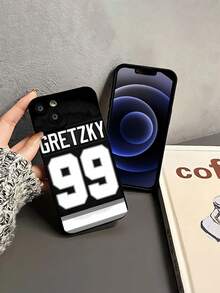 Camiseta Gretzky negra y blanca con el número noventa y nueve. Esta elegante funda es compatible con Samsung, Apple, VIVO, OPPO, , Transsion, ,  y Honor. Fabricada en silicona TPU, ofrece protección contra golpes y caídas, además de una sensación superior. Es un regalo ideal para familiares, amigos y seres queridos, y una opción perfecta para San Valentín y Año Nuevo. - Negro - Ver 4