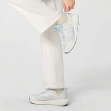 LI-NING 李宁 SOFT GO 3 女式休闲运动鞋，反光柔软舒适步行鞋 AGLW002 - 乳白色/天鵝白 - 查看 3