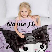 SANRIO 1件定制款库洛米深色毛绒毯，可定制个人姓名或昵称，以深黑色和紫色为主色调，饰有蝴蝶结、骷髅头和蕾丝元素——柔软、保暖、耐用，适合多种场合，例如沙发套、卧室毯或儿童午睡毯。 - 彩色 - 查看 10
