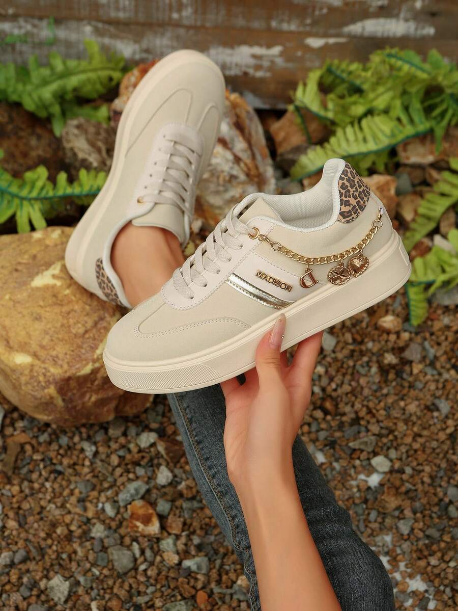 Giày thể thao đế dày mới năm 2025 dành cho nữ, mặt dây chuyền hình trái tim bằng kim loại, họa tiết da báo phối hợp độc đáo, kiểu dáng thoải mái, đa năng.