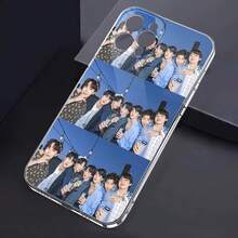 Miembros de  celebrando en una noche azul. Esta elegante funda para teléfono con temática de  es compatible con Samsung, Apple, VIVO, OPPO, , Transsion, ,  y Honor. Fabricada en silicona TPU, ofrece protección contra golpes y caídas, además de una sensación superior. Es un regalo ideal para familiares, amigos y seres queridos, y una opción perfecta para San Valentín y Año Nuevo. - transparente - Ver 1