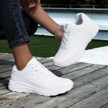 Nouvelles chaussures de course mode couleur unie pour femmes, baskets de sport respirantes et légères, chaussures athlétiques confortables et durables avec semelle épaisse pour les sports de plein air, le port décontracté quotidien, la course sur sentier - Blanc - Voir 6
