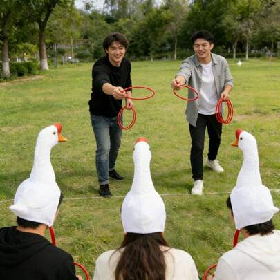 مجموعة لعبة رمي الحلقات على البط، قبعة بشكل بط مضحكة مع 2 حلقة بلاستيكية حمراء للرمي، لعبة تفاعلية للرمي، لعب داخلي وخارجي للكبار، حفلات عائلية وأعياد ميلاد وكرنفالات وأنشطة فريق العمل، لوازم حفلات مبتكرة وملحق لصور البوث الفوتوغرافي المضحكة