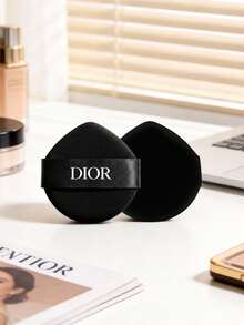 Christian Dior 耐用顺滑气垫粉扑。黑色定制造型气垫粉扑。干湿两用气垫粉扑。气垫粉扑替换装。 - D黑色 - 查看 1