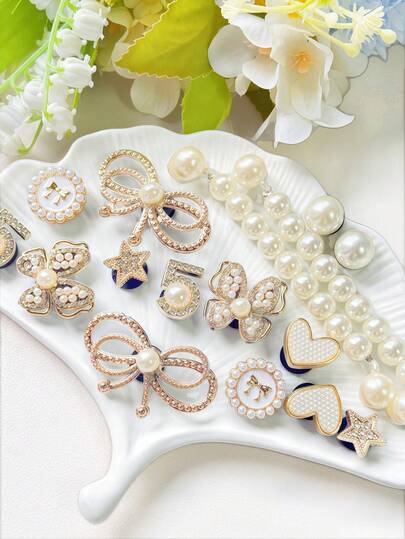 16件铂金链条鞋饰，蝴蝶结和心形可拆卸鞋饰，时尚优雅，适用于凉鞋、拖鞋，是节日送礼佳品。