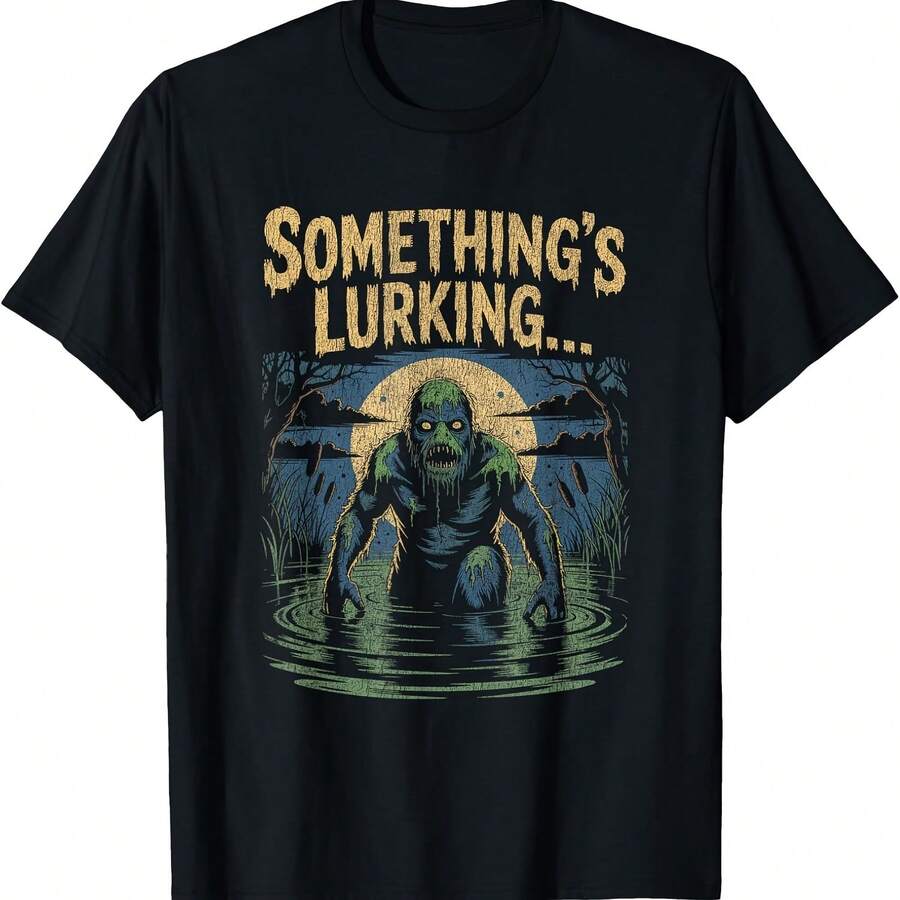 Camiseta de Halloween: Criatura del pantano emergiendo del agua bajo la luna llena - Negro - Ver 1