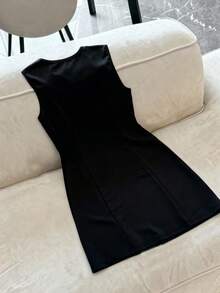 2026 Nuevo vestido mini elegante de mujer con diseño de hebilla de metal elástico en forma de corazón, tejido, adecuado para fiesta, uso diario, cita nocturna, color negro - Negro - Ver 2