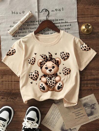 Camiseta de manga corta con cuello redondo y diseño de corazón con estampado de oso y leopardo, nuevo diseño de primavera/verano para niñas