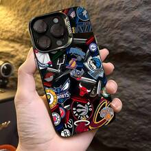 Logotipos de los equipos de la  sobre fondo negro. Esta elegante funda es compatible con Samsung, Apple, VIVO, OPPO, , Transsion, ,  y Honor. Fabricada en silicona TPU, ofrece protección contra golpes y caídas, además de una sensación superior. Es un regalo ideal para familiares, amigos y seres queridos, y una opción perfecta para San Valentín y Año Nuevo. - Negro - Ver 4