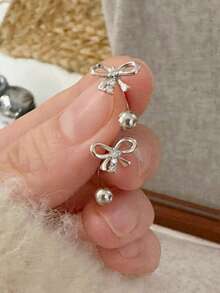 1 par de pendientes de aro minimalistas con lazo - Pendientes pequeños de metal vintage simples para mujeres - Plateado - Ver 6