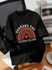 大尺碼女款短袖T恤，印有「Harmony Day」設計，彩虹與愛心圖案，適合春、夏、秋季穿著 - 黑色 - 查看 3
