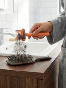 1 pieza Cepillo de limpieza para peines, puede eliminar el cabello enredado en los peines, también es adecuado para limpiar cepillos de pelo de mascotas, agarre cómodo, suministros de limpieza para el hogar y el baño - A - Ver 2