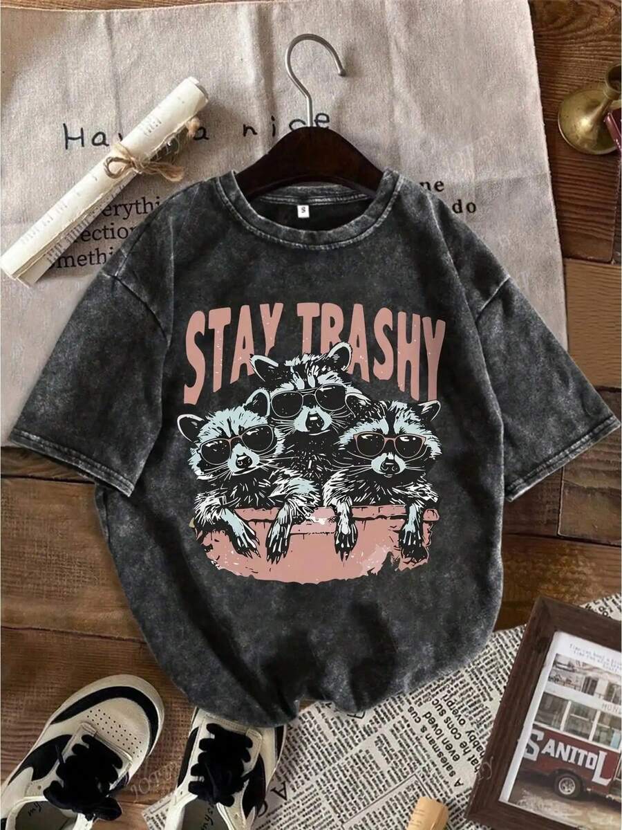 Women'S Funny "STAY TRASHY" Graphic T-Shirt - Dark Grey Casual Everyday Tee With Raccoon Print, Loose Fit Washed Look Top For Women - All-Season Everyday Outfit Essential, Relaxed Style, Playful Design, Soft Texture, Short Sleeve Shirt, Shoppers - màu đen - Xem 1