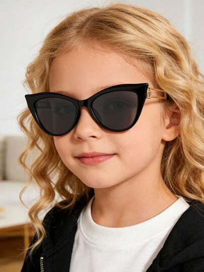 一副经典儿童时尚眼镜，适合男孩女孩，可用于派对、节日、旅行、装饰、日常配饰、摄影道具。