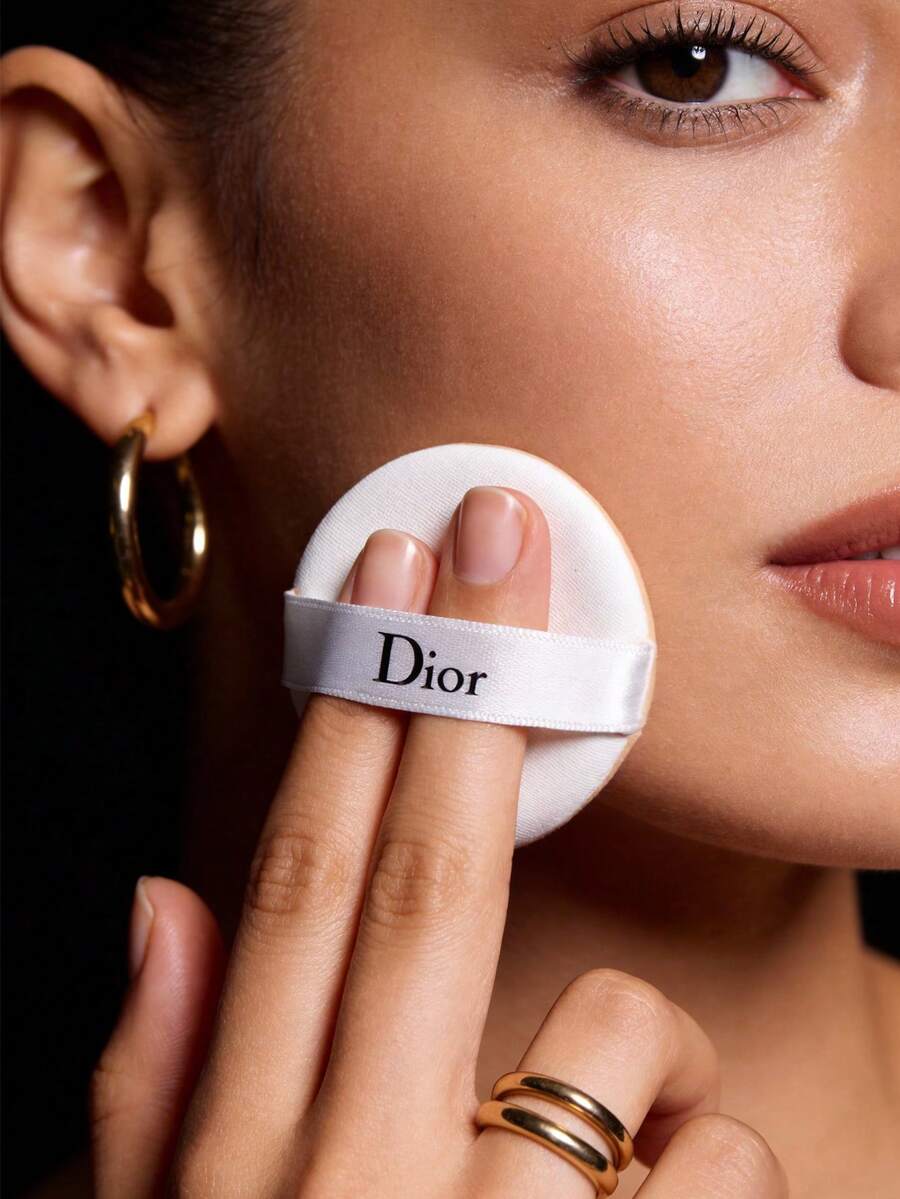 Christian Dior 耐用顺滑气垫粉扑。白色圆形气垫粉扑。干湿两用气垫粉扑。气垫粉扑替换装。 - D白黑 - 查看 1