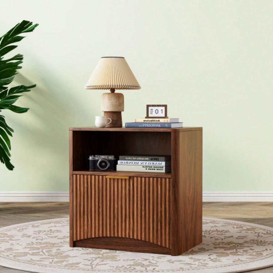 Genuteter Nachttisch Mit Offener Schublade Und Goldenen Griffen, Platzsparend, Geeignet Für Schlaf- Und Wohnzimmer, Nussbaum-Optik - Redwood - View 1