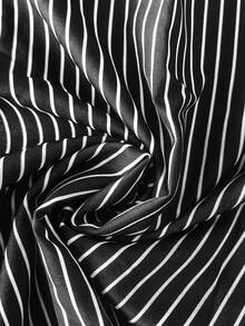 Camisa masculina plus size leve, de manga comprida, com estampa digital 3D listrada retrô, ideal para o dia a dia. Possui bolso com botões e tecido absorvente. - Preto - Ver 6