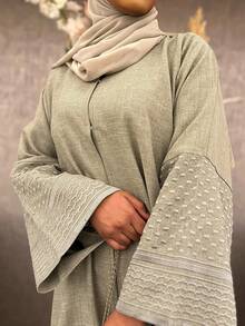 优雅的橄榄绿穆斯林女士长袖V领连衣裙，袖口饰有刺绣，前开襟A字设计，适合穆斯林女性日常、办公和休闲穿着，春季款。 - 橄欖綠 - 查看 3