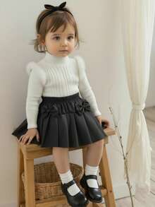 طقم بنطلون وتوب بناتي طفلي أنيق وكاجوال، يتكون من تيشيرت بياقة عالية وأكمام طويلة مزين بتريم فرو ناعم، مع تنورة مطوية بفيونكة ثلاثية الأبعاد، مناسب للخروجات اليومية وهدايا عيد الميلاد، مناسب للربيع والخريف - أبيض وأسود - مشاهدة 4