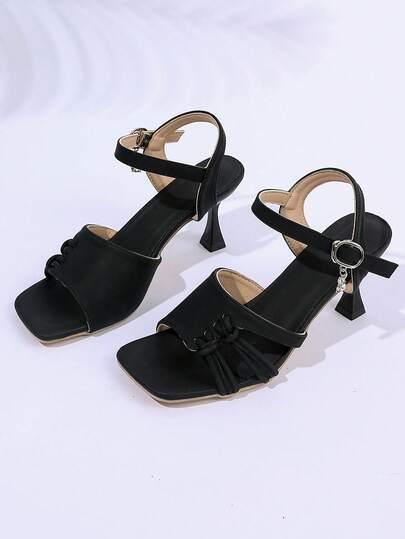 A Pair Of Fashionable Lace-Up Flat Sandals With Multiple Buckles - A Black Ankle-Decorated Style, A Must-Have Item For Teenagers In Summer.