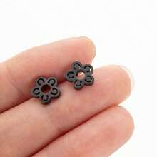 1 Pair Stainless Steel Symmetrical Flower Earrings, With Engraved Patterns. The Center Is Circular. They Are Small And Exquisite, Suitable For Daily Wear. - GED308 - View 7