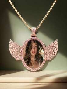 Collar con colgante de foto personalizado con alas de ángel de strass, collar con foto personalizada, colgante de foto estilo hip-hop, colgante de foto redondo personalizado y cubierto de hielo - Multicolor - Ver 10