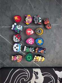 Paw Patrol 12个/20个汪汪队立大功系列卡通鞋饰，包含毛毛、阿奇、路马、天天、珠珠、追踪犬、灰灰、天天、霸王龙、野猫和自由女神像等角色，采用柔软的PVC橡胶制成。 - 彩色 - 查看 9