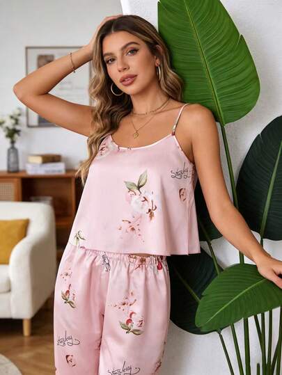 两件套女士印花睡衣套装，性感吊带背心和长裤，缎面丝滑面料，优雅粉色花朵印花，舒适休闲家居服