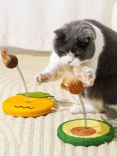 1件全新智能趣味可爱天然材质水果造型剑麻猫抓板，带弹簧、摇摆球和羽毛逗猫棒，适合小型/中型猫咪和小型犬，有助于缓解焦虑和无聊。