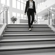 Protector de bordes para escaleras de 20 m / 65,6 pies en negro/gris/café. Tiras protectoras para bordes de escalones en forma de L. Bordes antideslizantes de PVC para escaleras. Escaleras autoadhesivas para uso en exteriores e interiores. Protector de bordes para escaleras de 65,6 pies. Protector de bordes antideslizante autoadhesivo de PVC para escaleras. Protector impermeable para escaleras interiores y exteriores. - Estructura 3D en forma de L, corte DIY - Adecuado para escaleras residenciales, escaleras de villas, peldaños de balcones, rampas de garajes, habitaciones de personas mayores, habitaciones de niños pequeños, guarderías, escuelas, oficinas - Negro - Ver 4