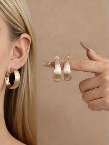 一对时尚简约几何金属耳环，适合女性日常佩戴和赠送朋友，时尚百搭的饰品。 - 彩色 - 查看 1