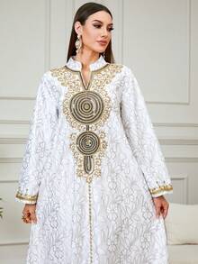 优雅女士斋月长款卡夫坦长袍，V领设计，饰以金色刺绣和串珠刺绣，适合开斋节庆祝活动、节日以及日常穿着。 - 灰色 - 查看 3