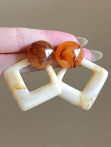 1对极简主义扎染菱形树脂耳钉 - 米咖色 - 查看 1