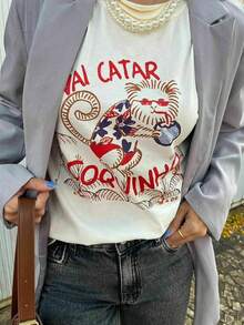 新款夏季女款“VAI CATAR TOQUINHO”狮蛇涂鸦印花上衣，采用优质亲肤透气面料，宽松版型，巴西街头风短袖T恤，适合日常出行、音乐节和滑板运动。 - 白色 - 查看 5