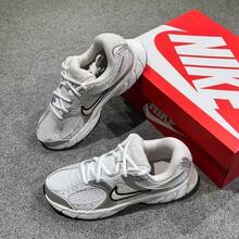 Nike 女士 V5 RNR 复古厚底运动鞋，休闲运动鞋 - 白色/銀色/杏色 - 查看 4