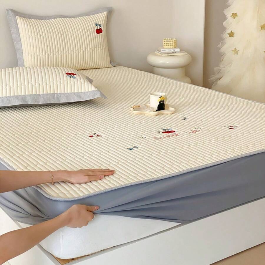 Juego de cama de verano de tres piezas de látex y seda fría estilo caricatura A, lavable a máquina, funda de colchón y sábana, estilo colchón suave para aire acondicionado - Sábana ajustable Cherry Bunny - Ver 1