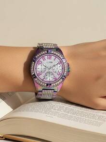 GUESS Mode farbiger Edelstahl Strass Quarz Uhr für Frauen, elegantes multifunktionales Zifferblatt, perfektes Geschenk für sie. GW0044L1 - Farbverlauf + Gold - Übersicht 2