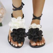 Sandalias planas con cordones y diseño floral, elegantes y de moda para uso casual en interiores o exteriores - Negro - Ver 8