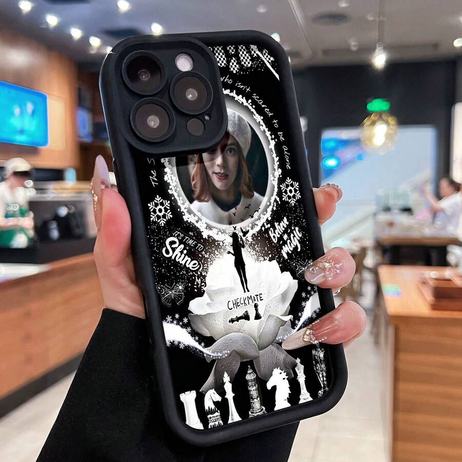 Ilustración de Gambito de Dama: ajedrez, belleza y confianza se combinan. Esta elegante funda es compatible con Samsung, Apple, OPPO, , etc. Fabricada en TPU flexible, resistente a golpes y arañazos, ofrece una excelente protección contra caídas y un agarre cómodo. Es un regalo ideal para familiares, amigos y seres queridos, y una opción perfecta para festivales, fundas para iPhone, San Valentín y artículos de . - Negro - Ver 1