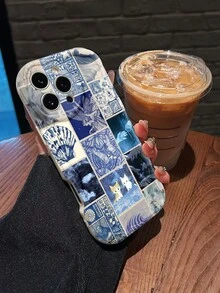 Collage azul de elementos naturales e ilustraciones adorables. Esta elegante funda es compatible con Samsung, Apple, OPPO, , etc. Fabricada en TPU flexible, resistente a golpes y arañazos, ofrece una excelente protección contra caídas y un agarre cómodo. Es un regalo ideal para familiares, amigos y seres queridos, ideal para festivales, San Valentín y artículos de . - Blanco - Ver 1