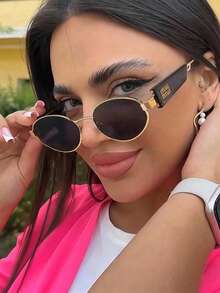 Pieza negra y gris enmarcada en oro.