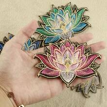 Conjunto de 4 apliques bordados em formato de flor de lótus com borda dourada em cores sortidas, ideais para costura DIY em roupas, cheongsam e acessórios para vestidos de noiva. - lótus - Ver 4