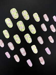 24片椭圆形浮雕美甲贴纸，以优雅的马卡龙黄和粉色调为主，搭配清新花卉和格子图案。这些可重复使用的美甲贴纸佩戴方便，营造出春日般的氛围。柔和的马卡龙色调适合女士在约会、日常生活、工作、派对和其他场合佩戴。它们是美甲护理和装饰的艺术品，提升您的时尚品味！ - 彩色 - 查看 5