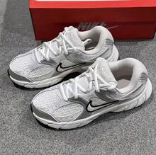 Nike 女士 V5 RNR 复古厚底运动鞋，休闲运动鞋 - 白色/銀色/杏色 - 查看 5