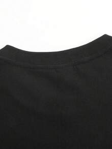 Camiseta negra de talla grande para hombre, con estampado en morado y blanco que dice "SAY LESS", adecuada para uso casual - Negro - Ver 3