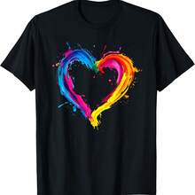 Camiseta LGBTQ+ del Mes del Orgullo Gay con Corazón Arcoíris - Negro - Ver 1