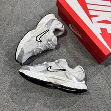 Nike 女士 V5 RNR 复古厚底运动鞋，休闲运动鞋 - 白色/銀色/杏色 - 查看 2