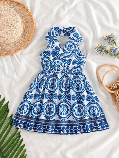 Đầm casual cho bé gái in họa tiết hoa retro, không tay, cổ yếm, lưng hở, phối nhiều mảnh, thích hợp cho mùa hè.