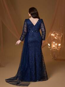 新款V领刺绣蕾丝长袖珍珠开衩领高端晚礼服，适合舞会、婚礼、派对、婚礼宾客等场合。 - 寶藍色 - 查看 2